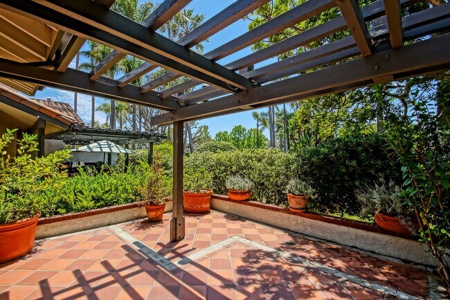 Building Photo - PRIME POOLFRONT LOCATION & CLOSE TO MAIN GATE! BRIGHT & SPACIOUS, END-UNIT POOLFRONT TOWNHOUSE W/...