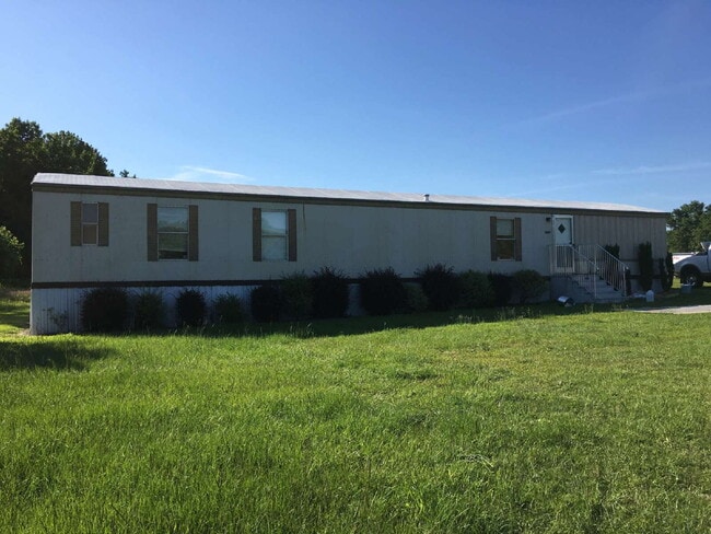 Building Photo - 2 BR, 2 BA single-wide in Pikeville *LAWN CARE INCLUDED*