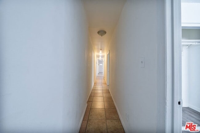 Building Photo - 642 W 109th Pl