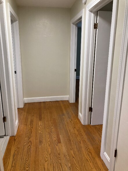 Building Photo - 222 Bank Dr