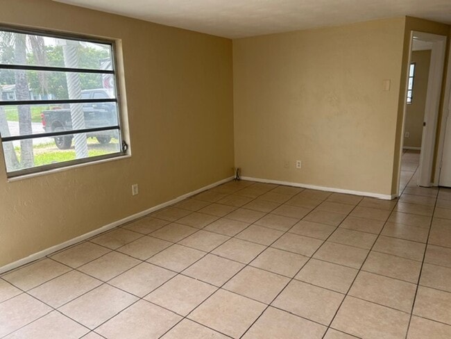 Building Photo - 2527 Cheval Dr