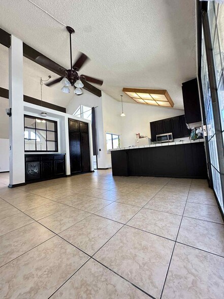 Building Photo - 5390 Meredith Ave