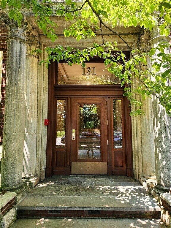 Building Photo - 131 Park Dr