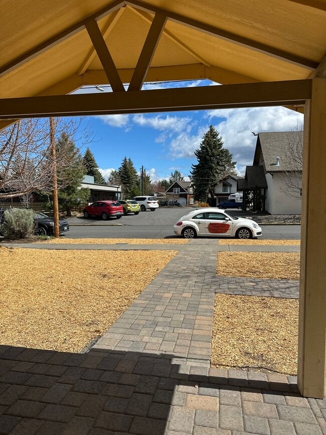 Building Photo - Charming 2 Bed / 2 Bath Home in Prime Westside Bend Location