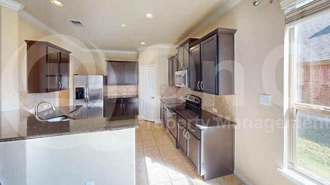 Building Photo - 5804 Valley Haven Way