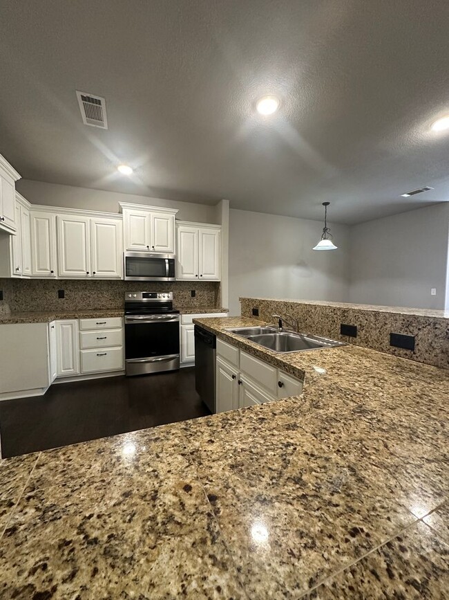 Building Photo - 5322 La Belle Town House