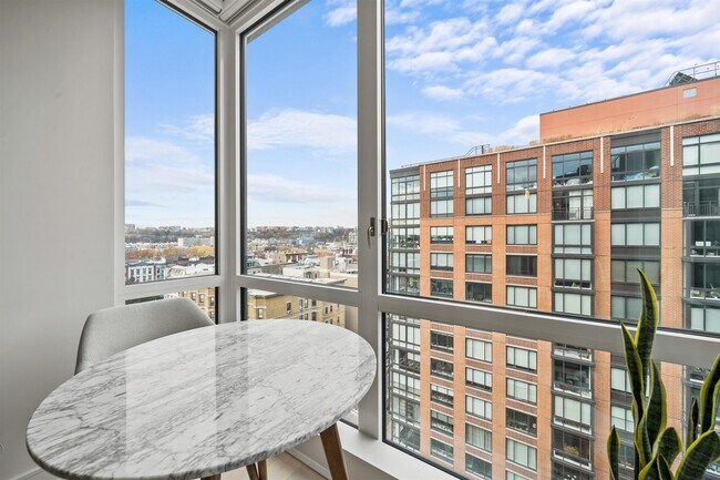 Building Photo - 1000 Maxwell Ln