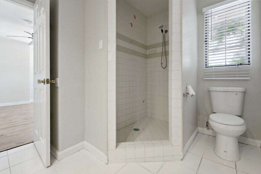 Building Photo - 8835 Paso Robles Ave