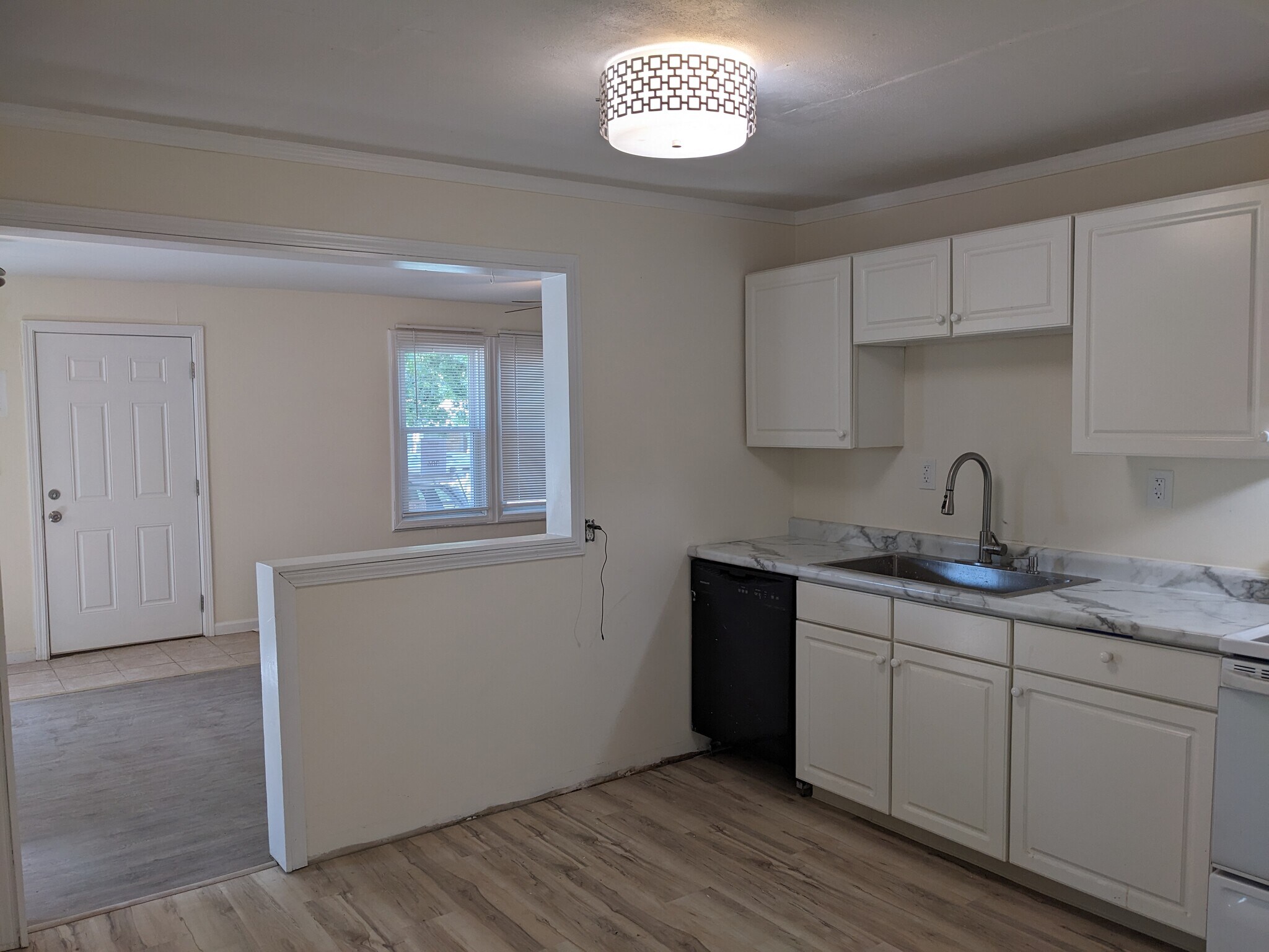 kitchen - 306 E Northview Ave