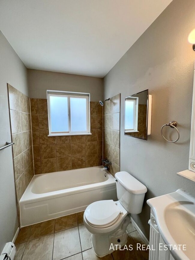 Building Photo - OPEN FLOORPLAN! THIS BEAUTIFUL AND RENOVAT...