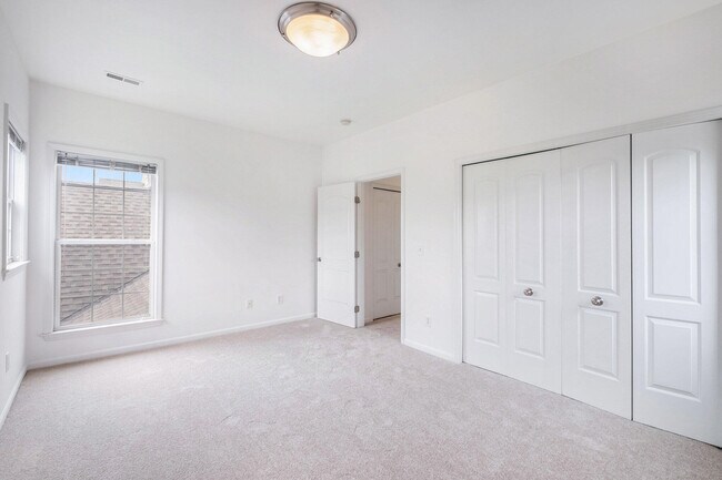 Building Photo - 2925 N Knightsbridge Cir