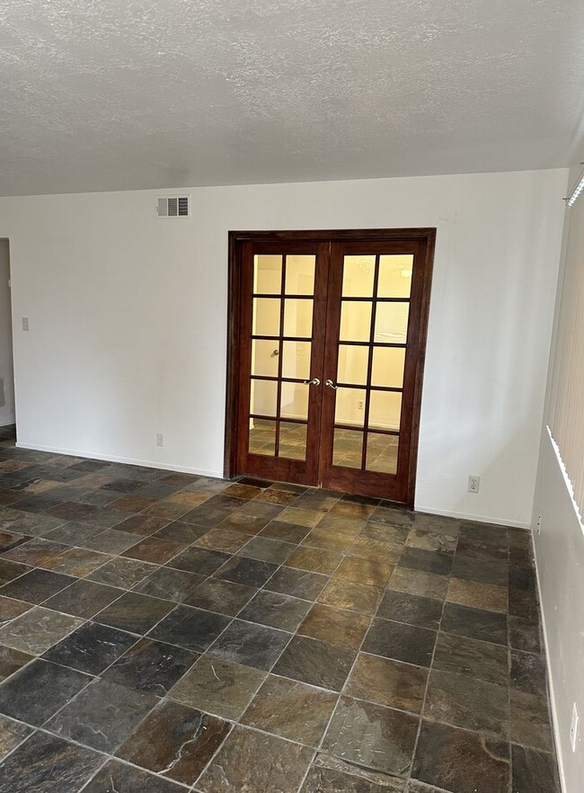 Building Photo - CONDO FOR RENT!