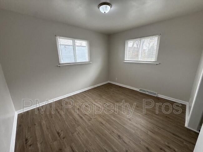 Building Photo - 7701 W Hampton Ave