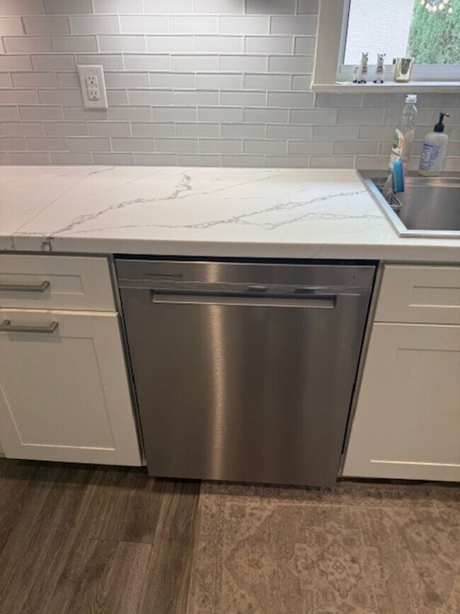 Building Photo - SPACIOUS 3 BEDROOM / 1.5 BATH HOME IN LOS ...