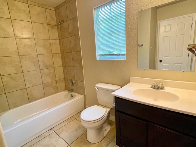 Building Photo - Charming 3 Bedroom Townhome Near Medical Center and Ingram Park