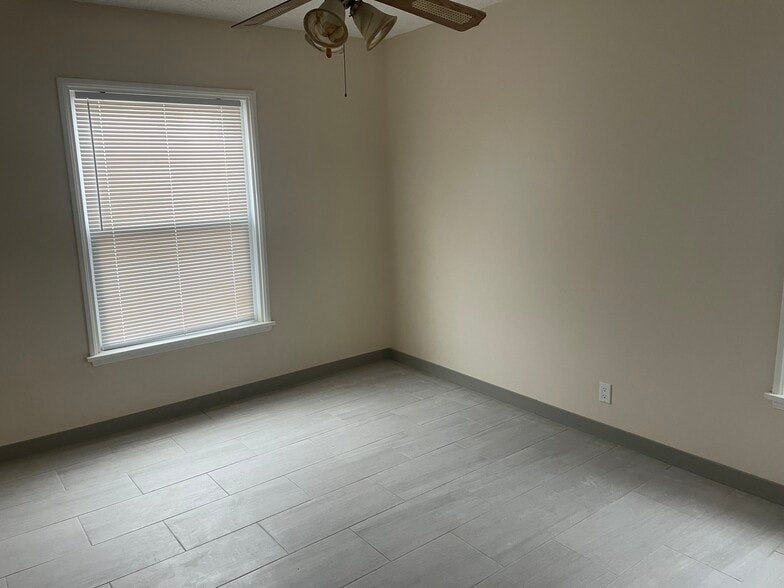 Building Photo - 17221 Kittridge St