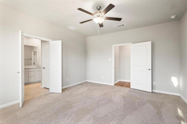 Building Photo - 204 Grn Knl Ln
