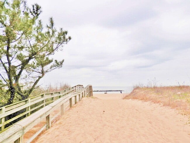 Building Photo - Beautiful 3 Bedroom Duplex by the Beach! A...