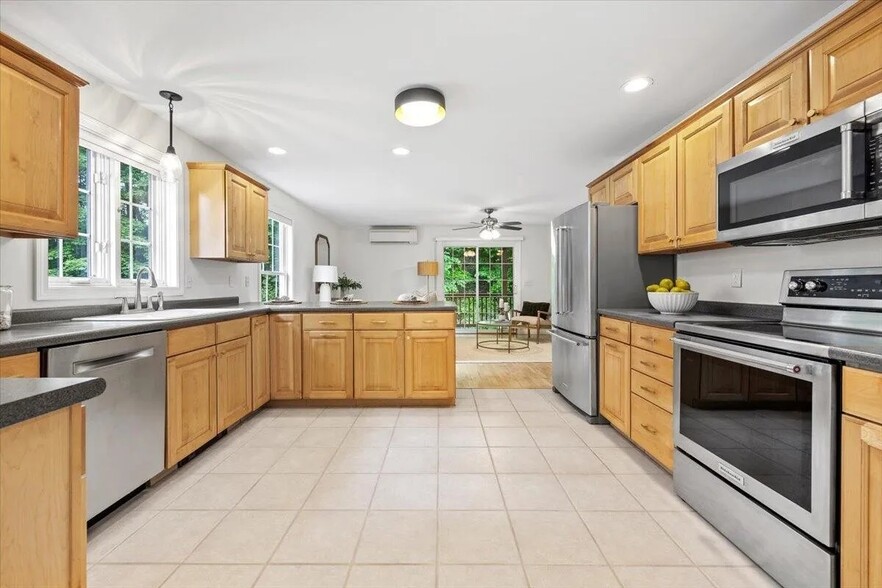Building Photo - 14 Woodside Dr