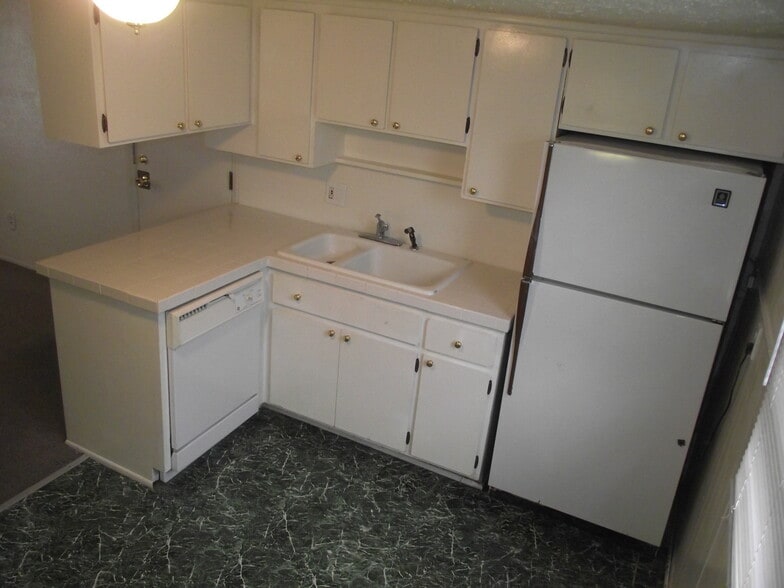 Building Photo - 403 E Saratoga St