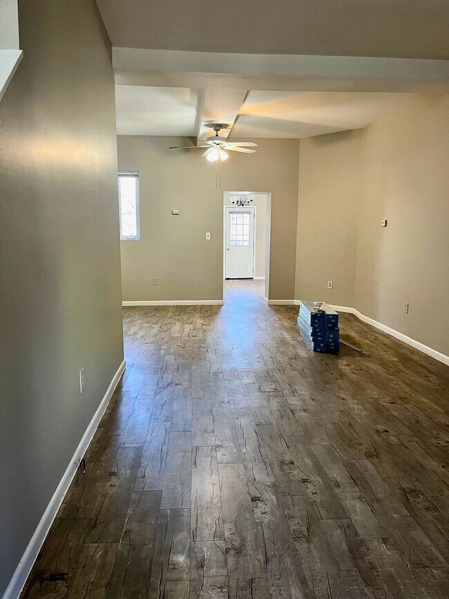 Building Photo - *** Amazing Apartment in Mt. Washington * Pet Friendly * Duplex style * Available Now * Spacious ...