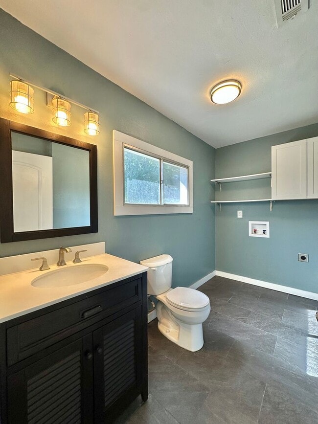 Building Photo - 1605 Kenwood Dr