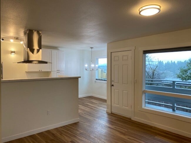 Building Photo - Updated 2bed/1bath Apartment in Redmond!