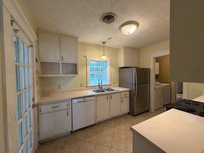 Building Photo - 207 Goodman Pl