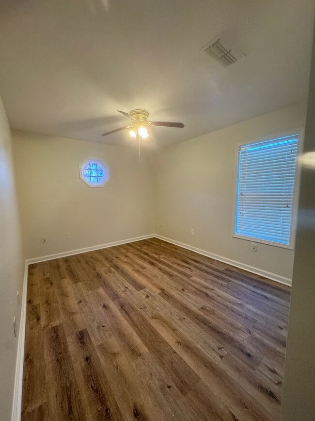 Building Photo - 3 Bedroom / 2 Bath with plenty of space. T...