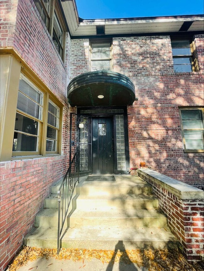 Building Photo - 2748 Vernon Terrace #2 1/1
