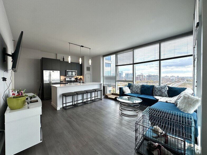 Building Photo - 1000 S Clark St