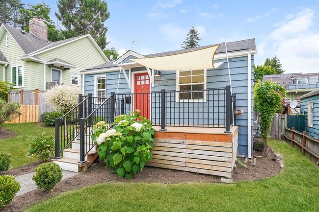 Building Photo - Inviting 3bed Seattle Home with Garage, Yard, and Parking!
