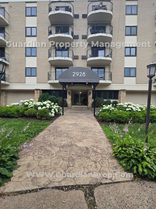 Building Photo - Dean Parkway  2bd-2ba Condo, Hardwood Floo...