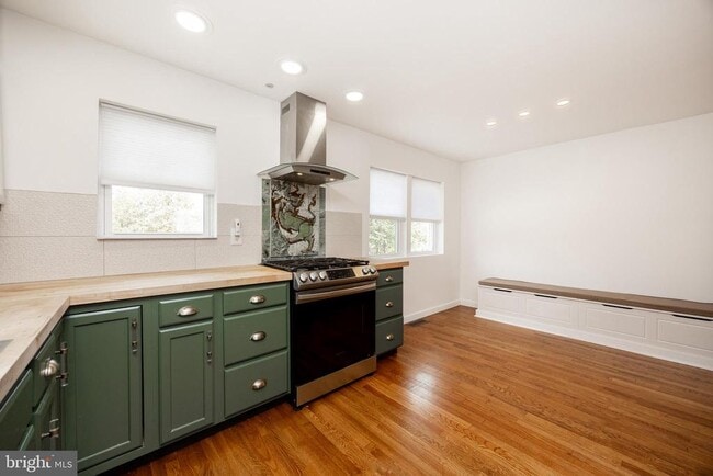 Building Photo - 353 William St