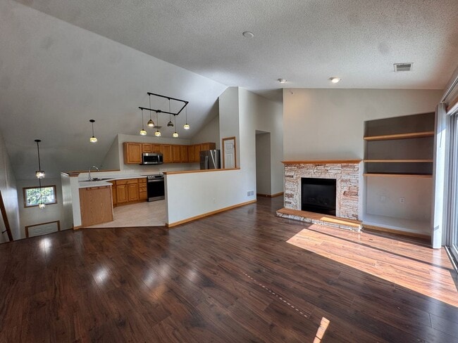 Building Photo - Luxurious 3 Bedroom, 2 Bathroom GORGEOUS townhome!