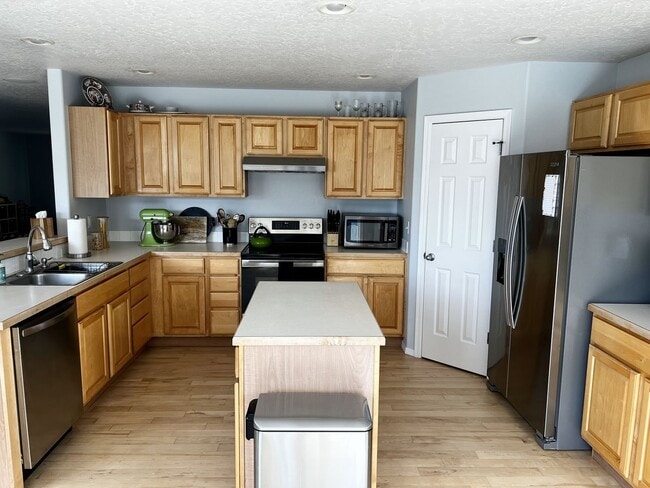 Building Photo - Spacious 4 bed 2.5 bath just off Amity and...