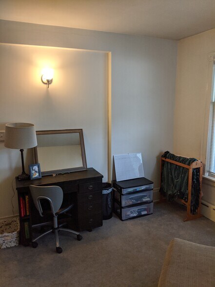 bedroom 1 - 1927 E Newberry Blvd