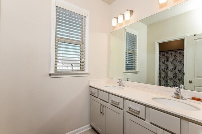 Building Photo - 4245 Grandview Pointe Wy