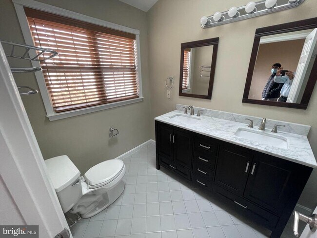 Building Photo - 5729 Goldfinch Ct