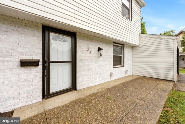 Building Photo - 27 Parkside Cir