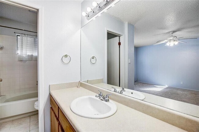 Building Photo - 605 Russet Valley Dr