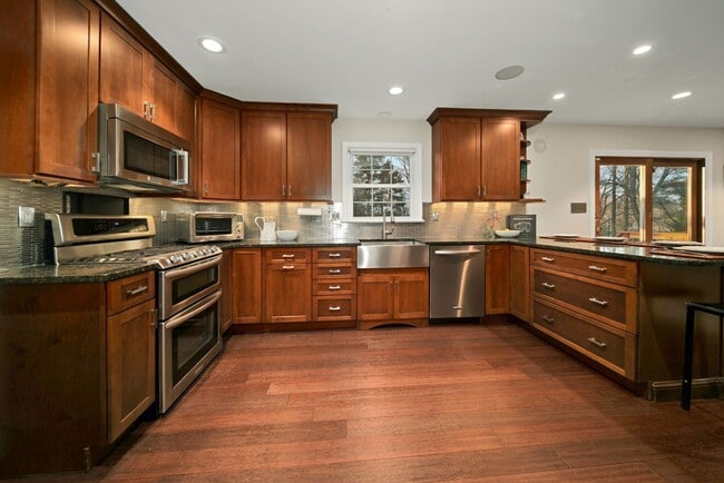 Building Photo - ABSOLUTELY GEORGEOUS 5BD/3.5BA Fully-Renov...