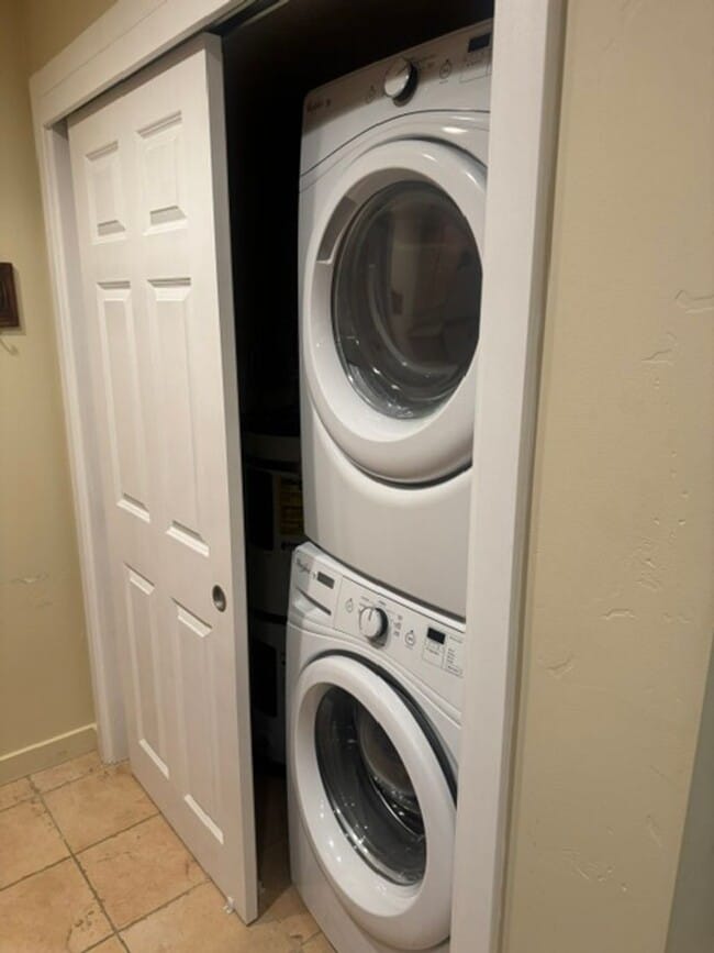Building Photo - 2 Bdrm 2 bath