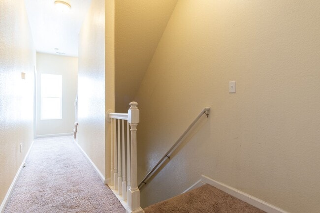 Building Photo - MOVE IN READY 3 Bedroom!