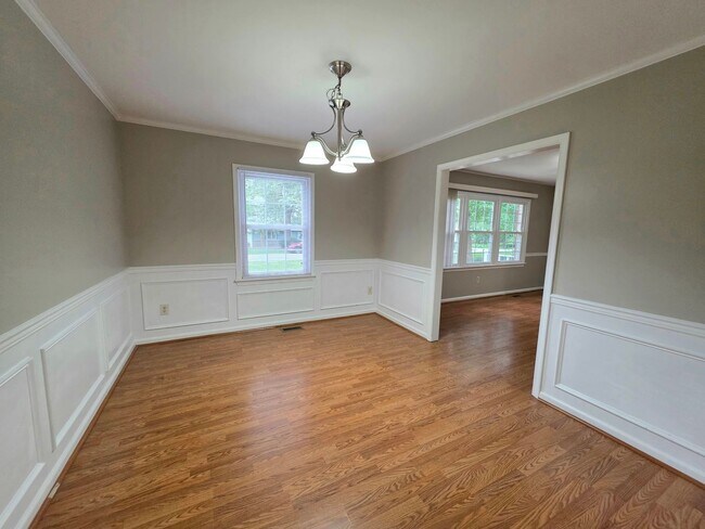 Building Photo - Cute Ranch in Yorktown Ready For New Tenants!