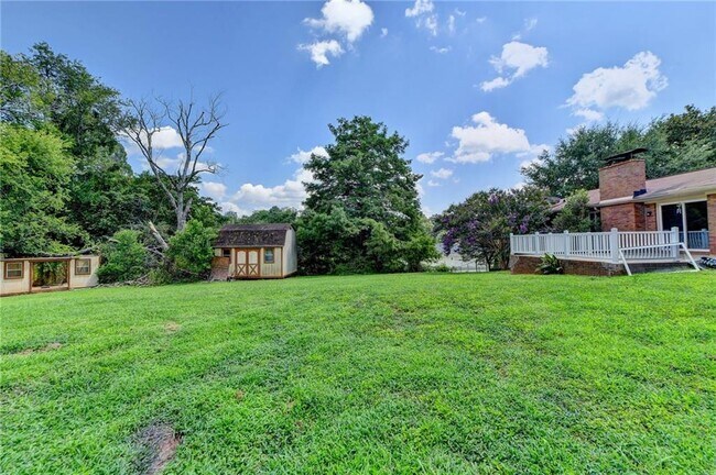 Building Photo - 6085 Glenridge Dr