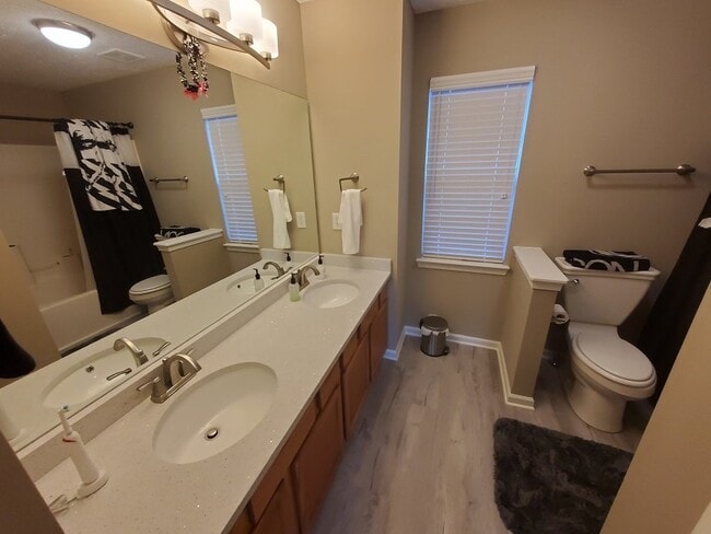 Building Photo - Remodeled 3BR/2.5BA in Nashboro Golf Club