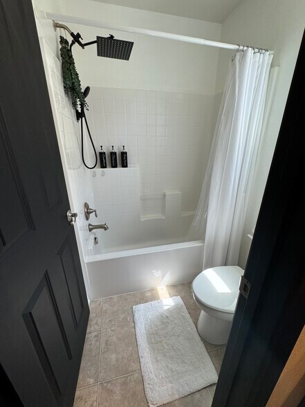 Full private bathroom - 2727 Goldenrain St