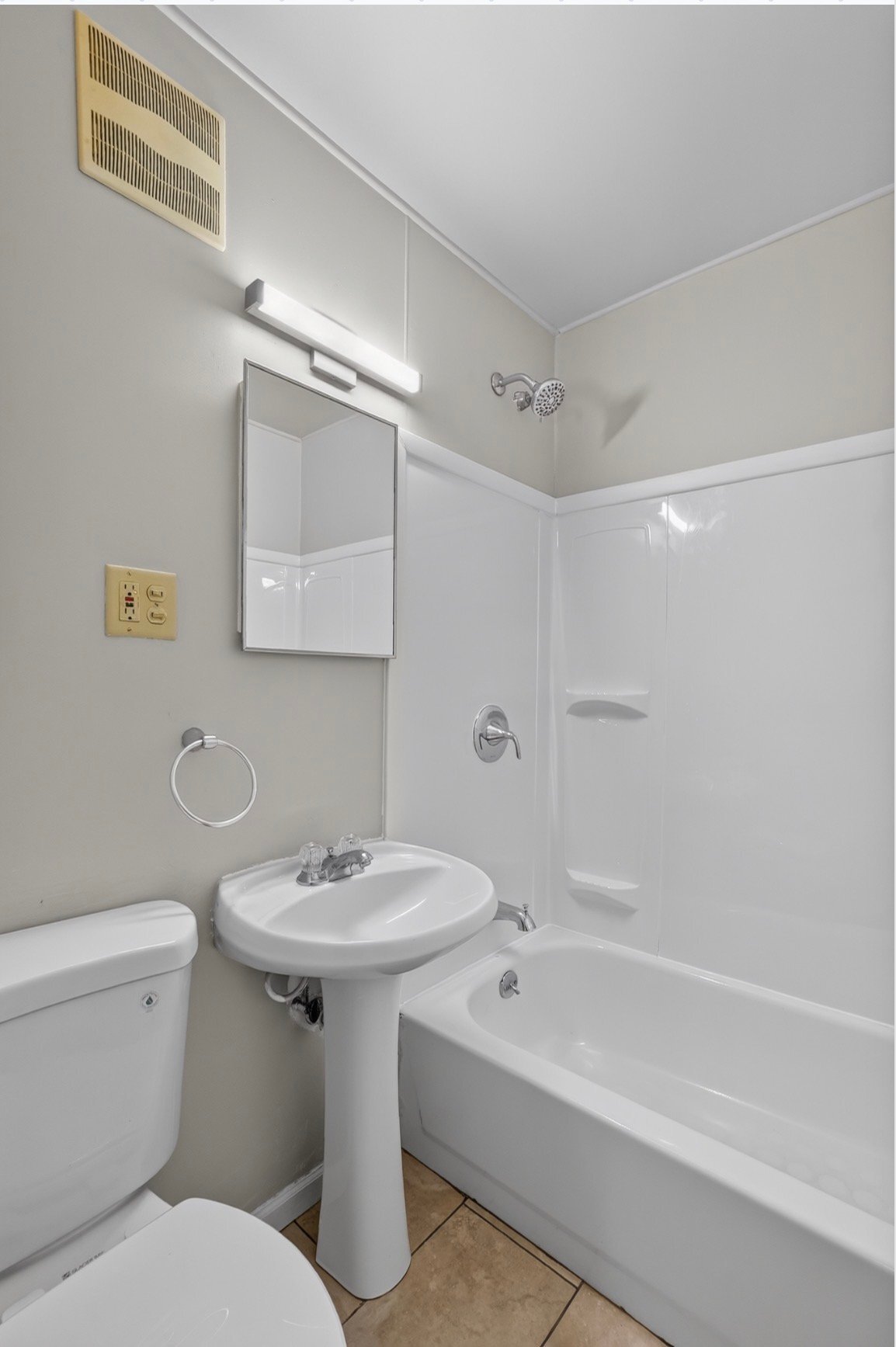 Building Photo - 2280 Roosevelt Pl