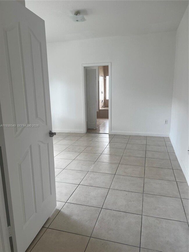 Building Photo - 1304 SE 7th Ct